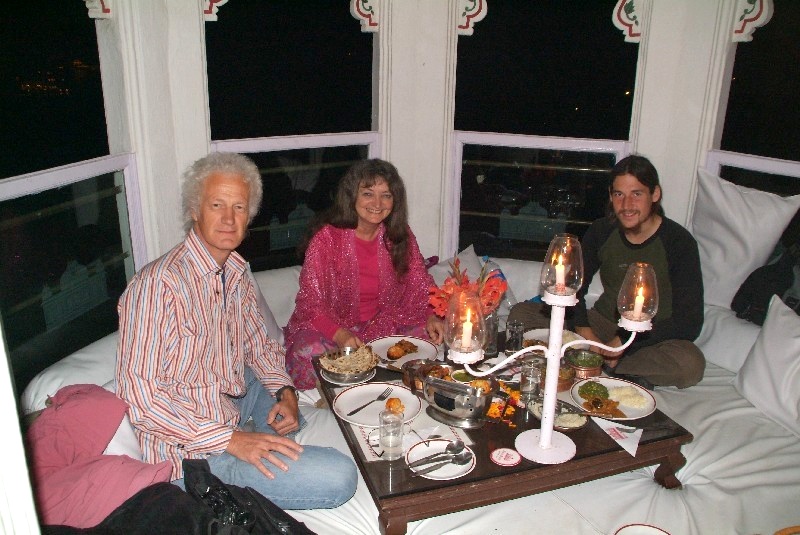 Udaipur, Rajasthan, Indien: Weihnachtsessen Teil mit Eleonore und Klaus