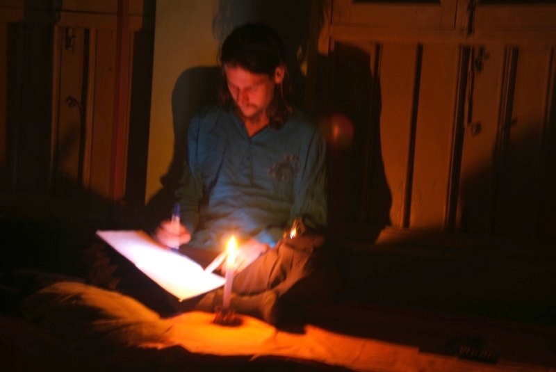 Indien: Benny schreibt abends Tagebuch