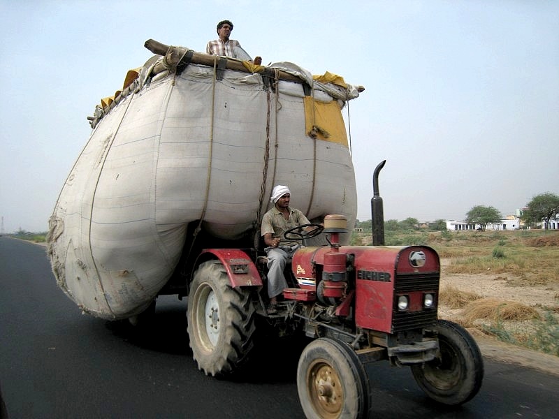 Indien: Extrem überladene Fahrzeuge gehören hier zum Alltag