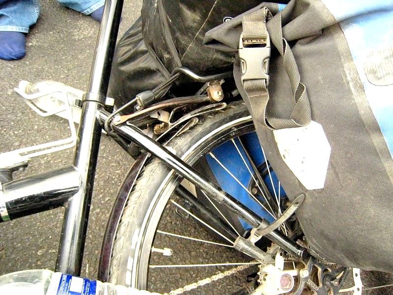 Indien: Nach dem Auffahrunfall ist unser Schutzblech zerstört und das Rad hat eine Acht