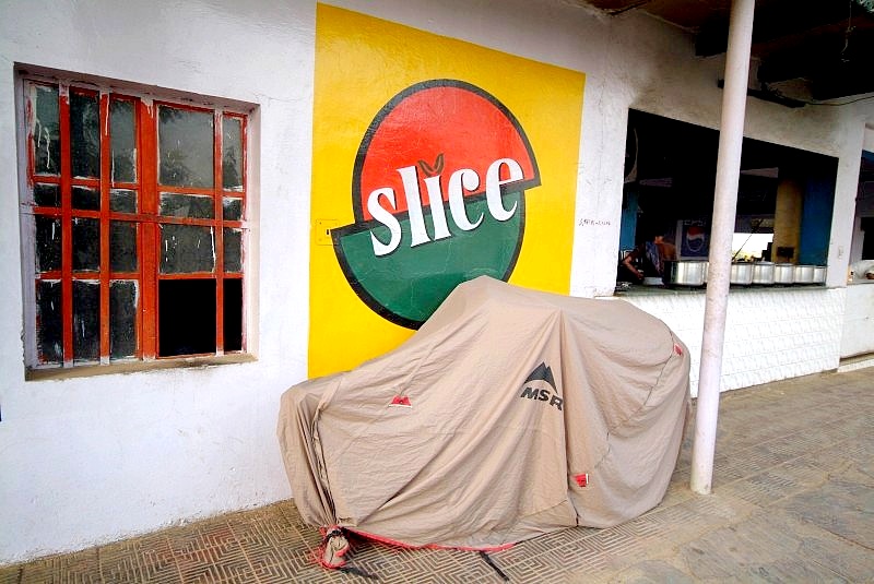 Indien: Wir bedecken unser Tandem Hase Pino um bei einer Pause unsere_Ruhe zu haben