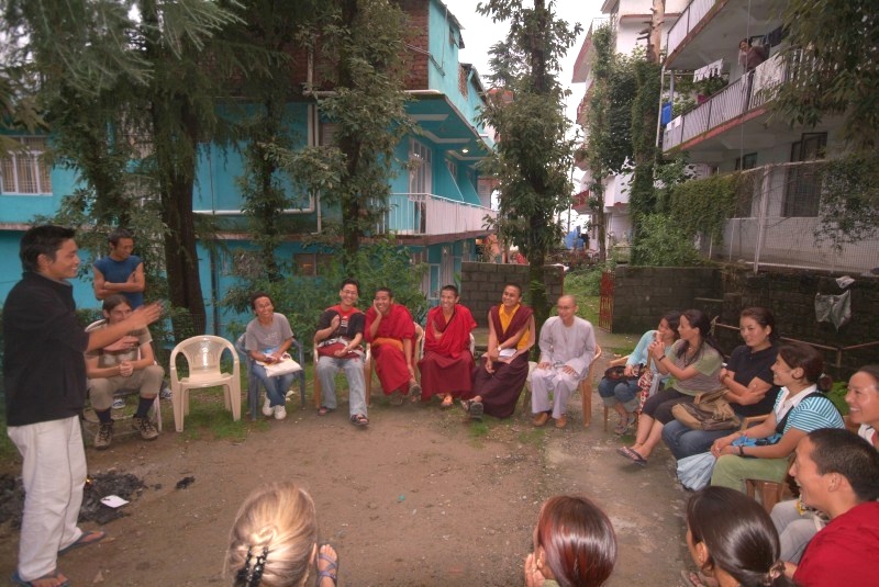 	Indien: Kontaktgruppe von tibetischen Flüchtlingen und von Touristen in Daramsala	