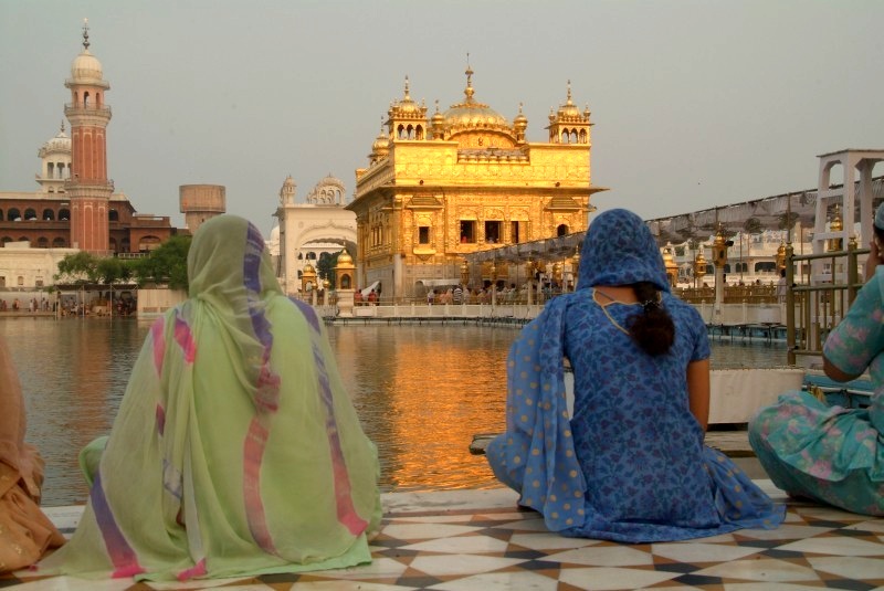 	Indien: Frauen am goldenen Tempel in Amritsar	