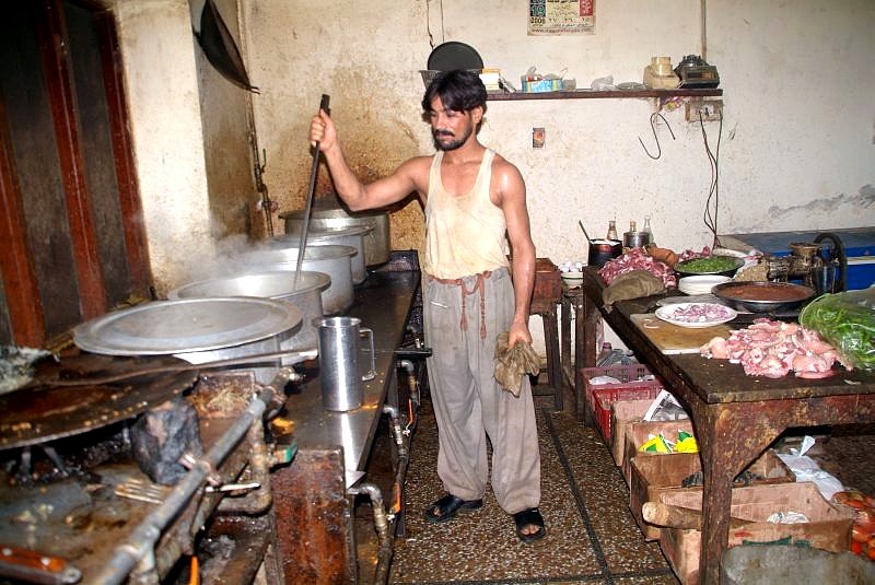 pakistan-kueche-sieht-ganz-schoen-versifft-aus