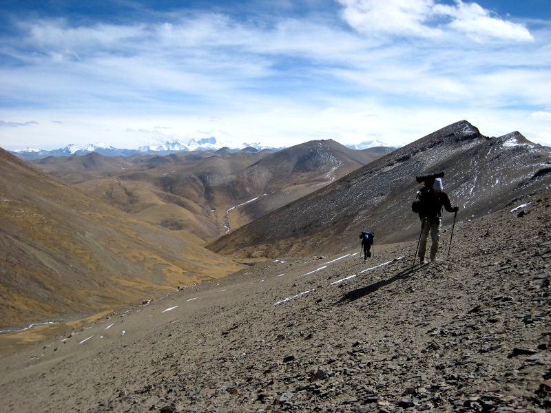 wandern in tibet 008 es geht den steilen hang hinauf.jpg