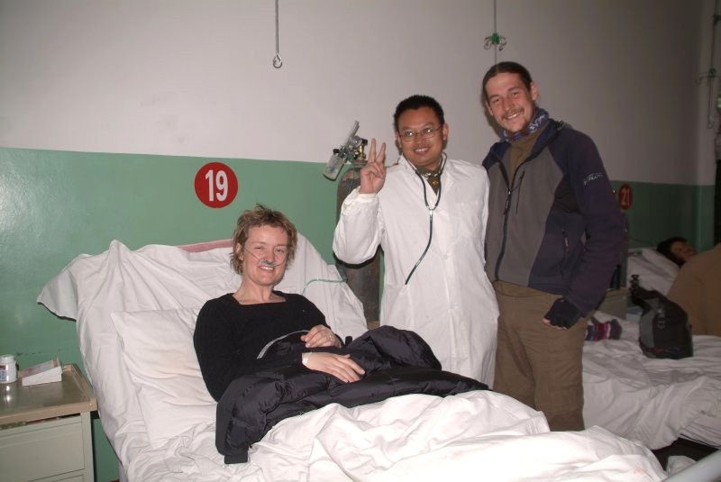 wandern in tibet 015 wir haben die wegen der hoehenkrankheit schwer kranke henriette ins krankenhaus gebracht.jpg