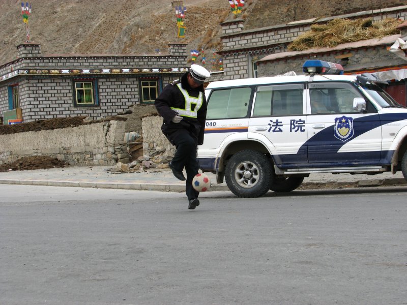 wandern in tibet 020 fussball mit dem verkehrspolizist.jpg