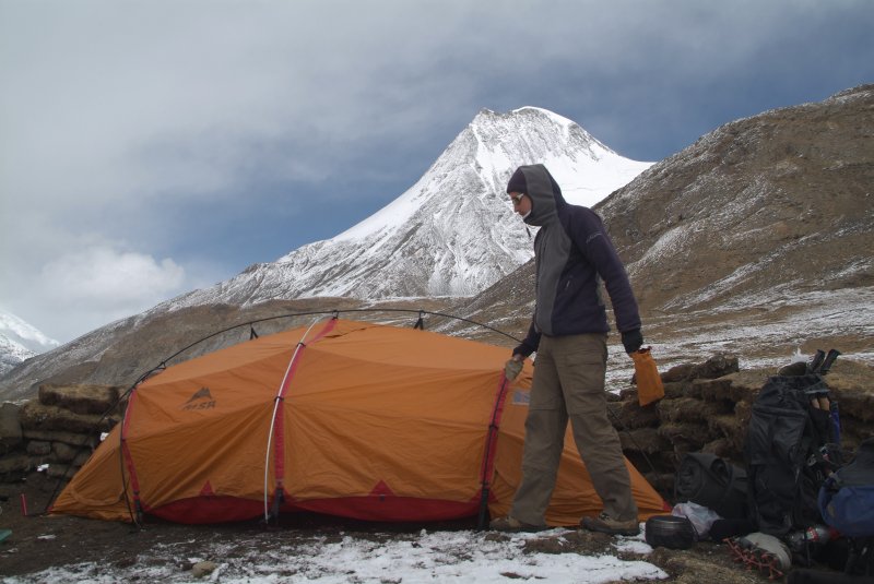 wandern in tibet 022 zelten in der leicht verschneiten landschaft.jpg