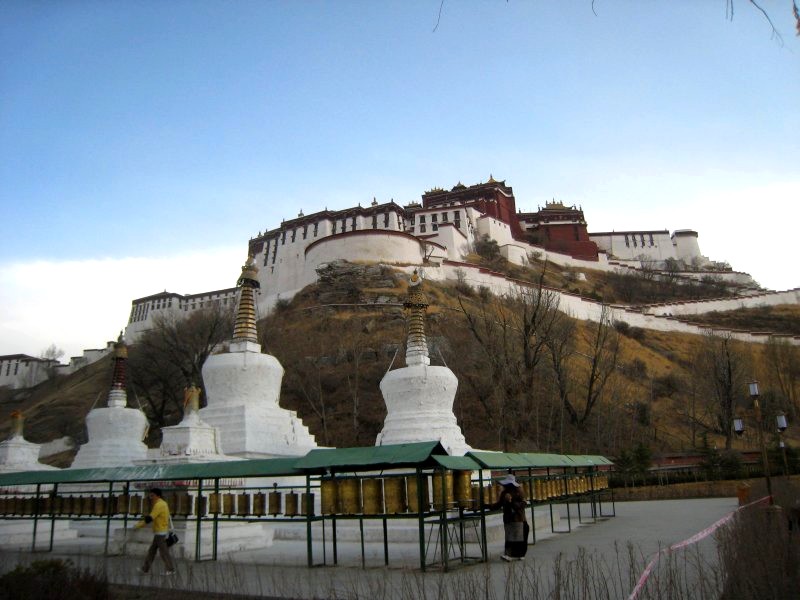 wandern in tibet 025 gebetstrommeln vor dem potala palast.jpg