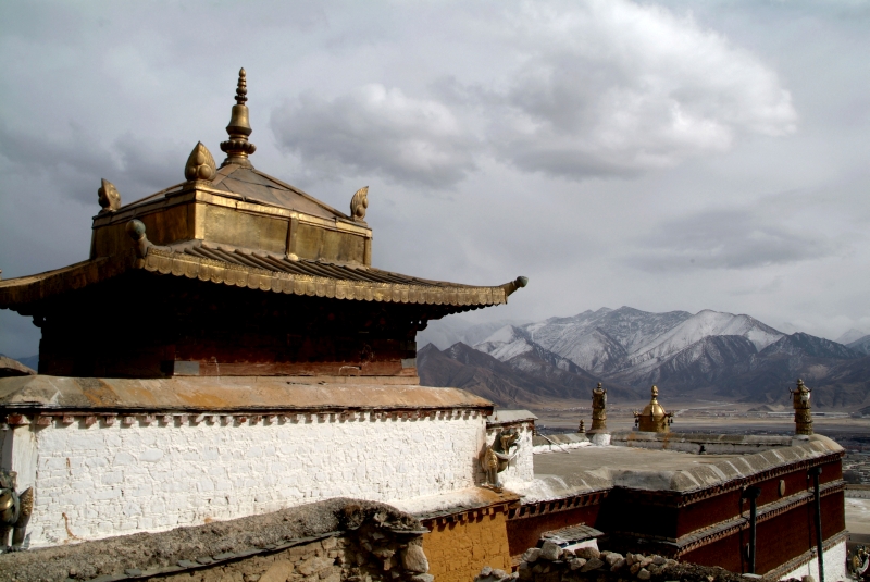 wandern in tibet 028 kloster auf hausberg ueber lhasa.jpg