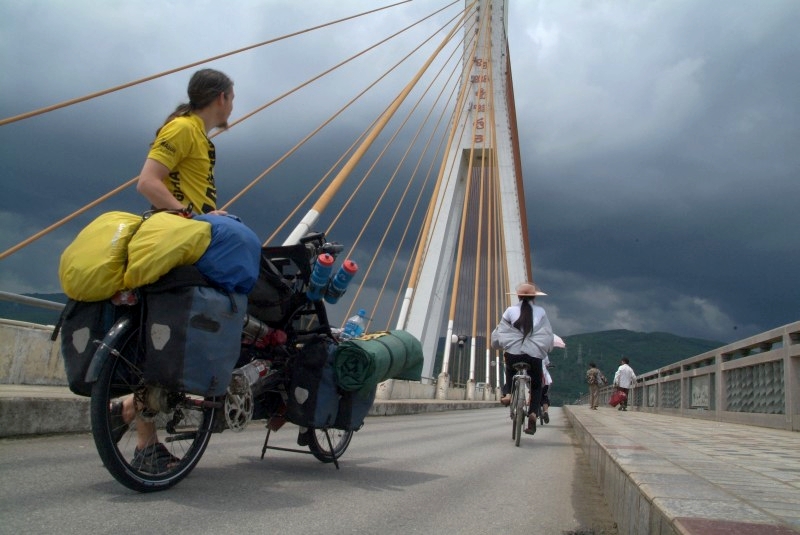 Jinghong, Yunnan, China: Brücke über den Mekong