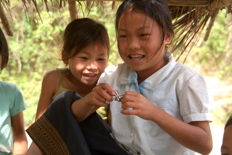 	Laos: Kinder in Laos spielen unser Geschicklichkeitsspiel	