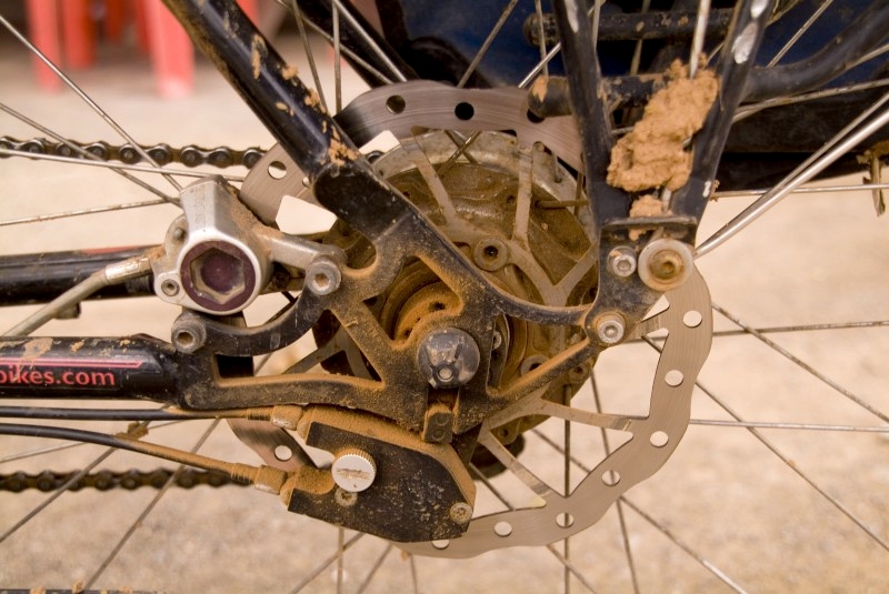 	Kambodscha: Unsere Hinterradnabe ist durch die Piste verdreckt	